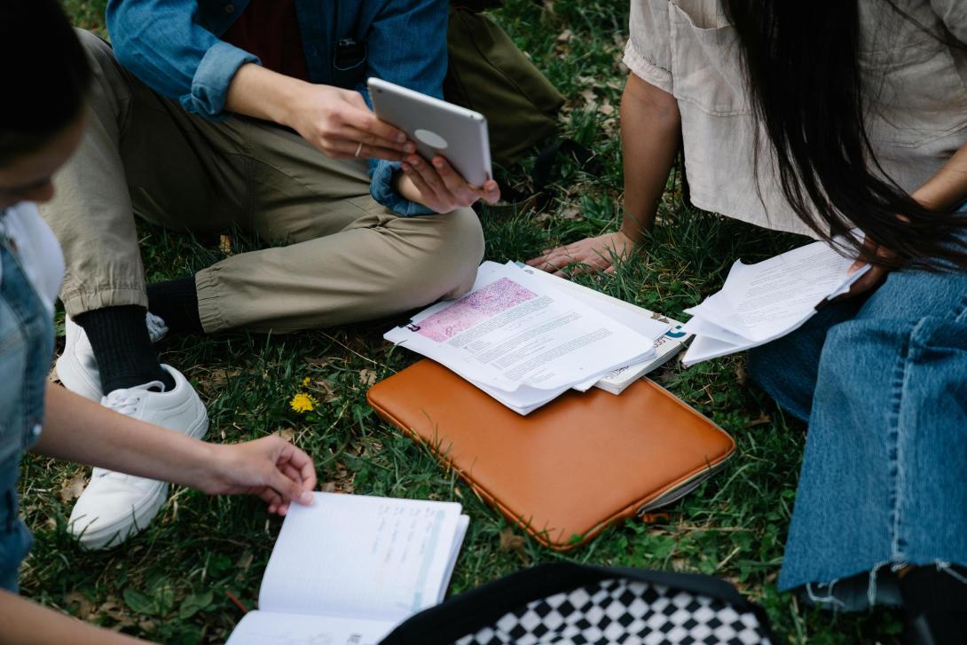 tres personas sentadas estudiando 