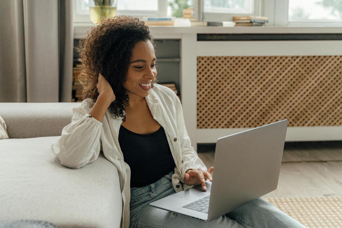 persona sentada con una laptop