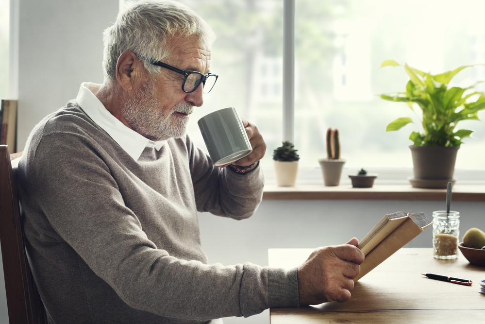 Imagen alusiva a un señor de edad tomandose un cafe