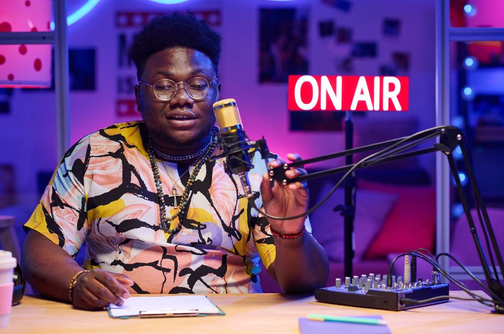 Foto de persona hablando al aire en un estudio de radio