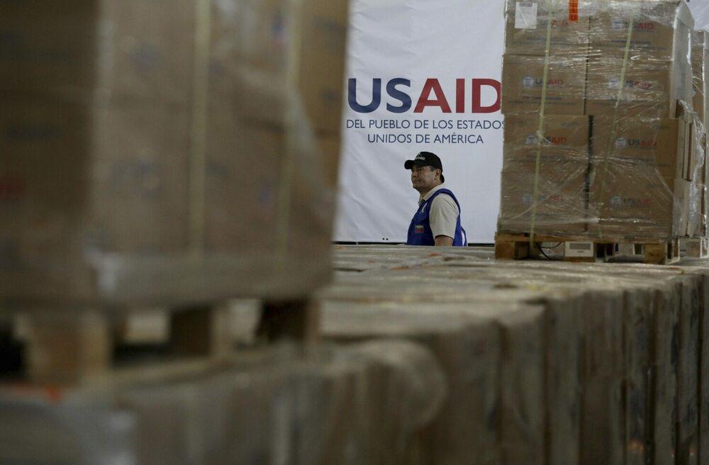 una  foto de un señor con un letraro que dice usaid