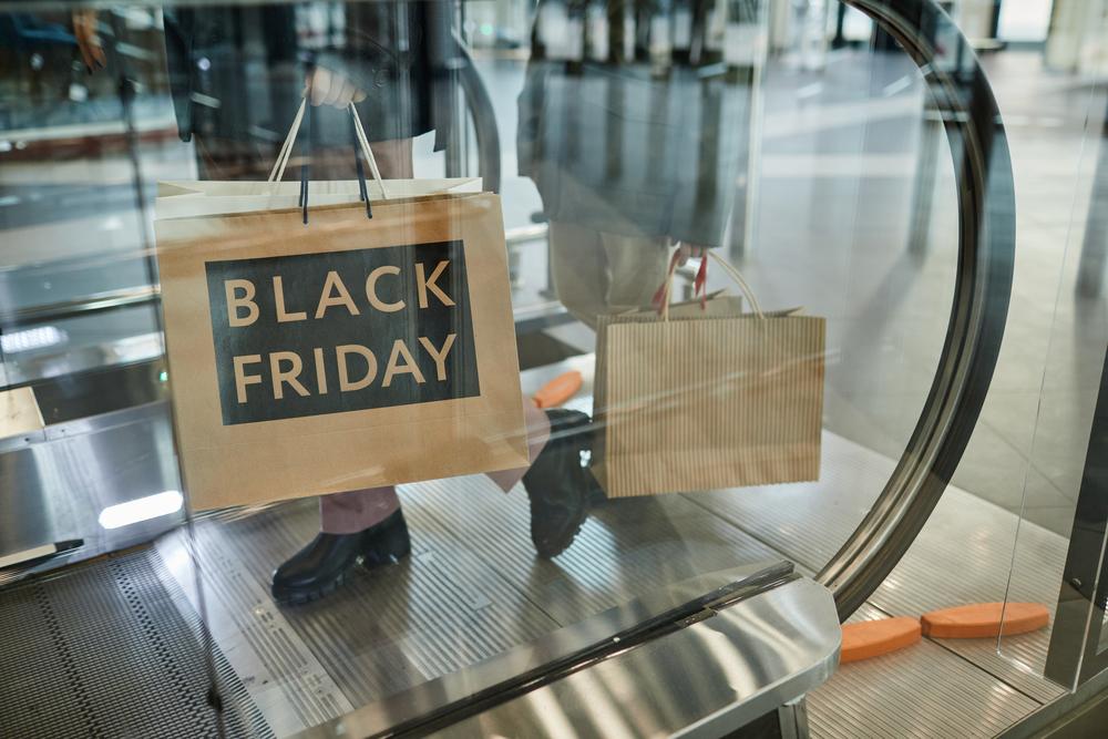 Foto de una bolsa que dice dice Black Friday junto a un accesorio sobre una mesa