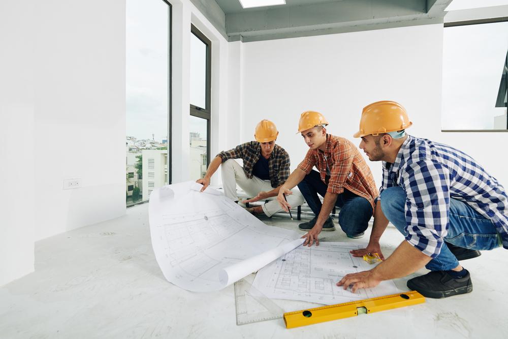 Personas trabajando en un edificio